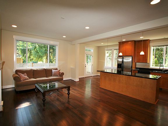 3rd image of 802 208th Ave NE