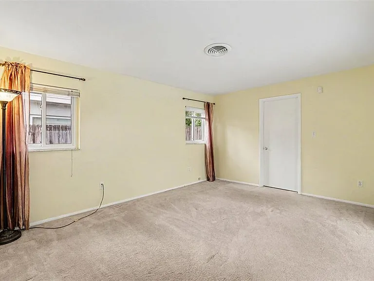 1520 Simmons Dr — Photo 9