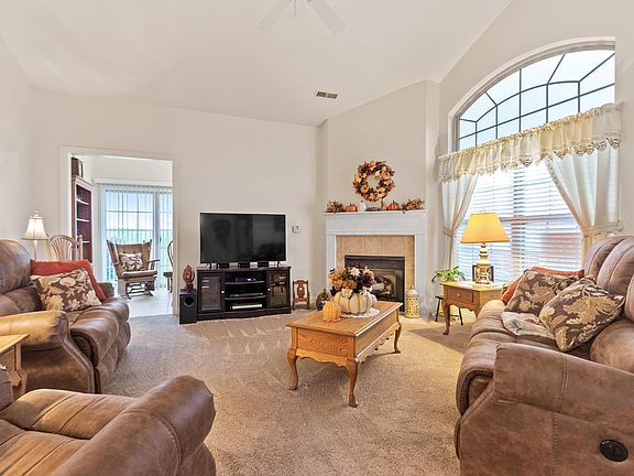 5th image of 970 Villas Dr