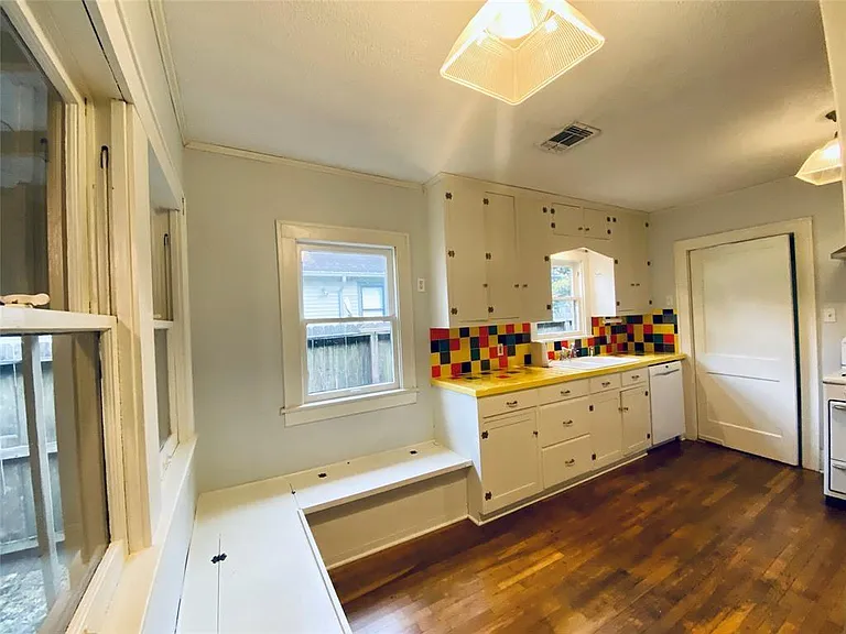 2223 Oxford St — Photo 5