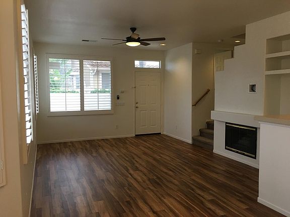 Livingroom & Fireplace