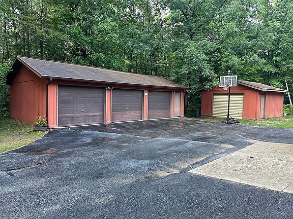 3rd image of 3053 Peters Rd