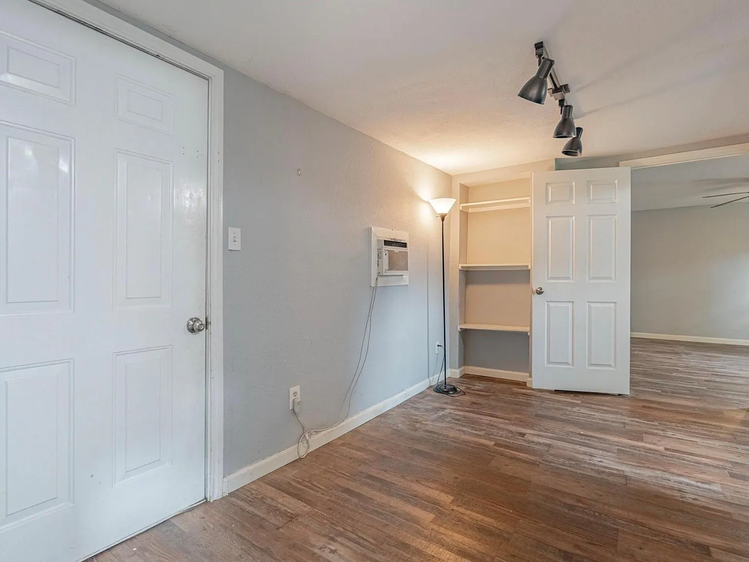 2 bed, 1.0 bath, 608 sqft, $950 — Photo 3
