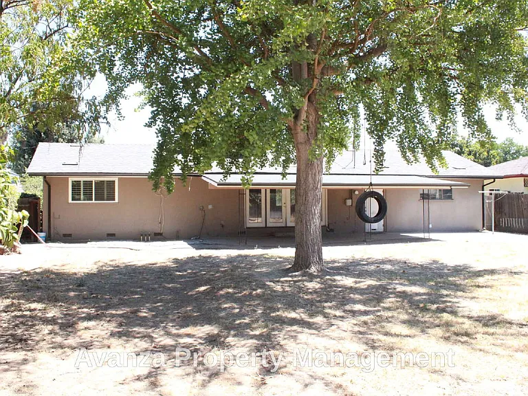 5677 N Millbrook Ave — Photo 24