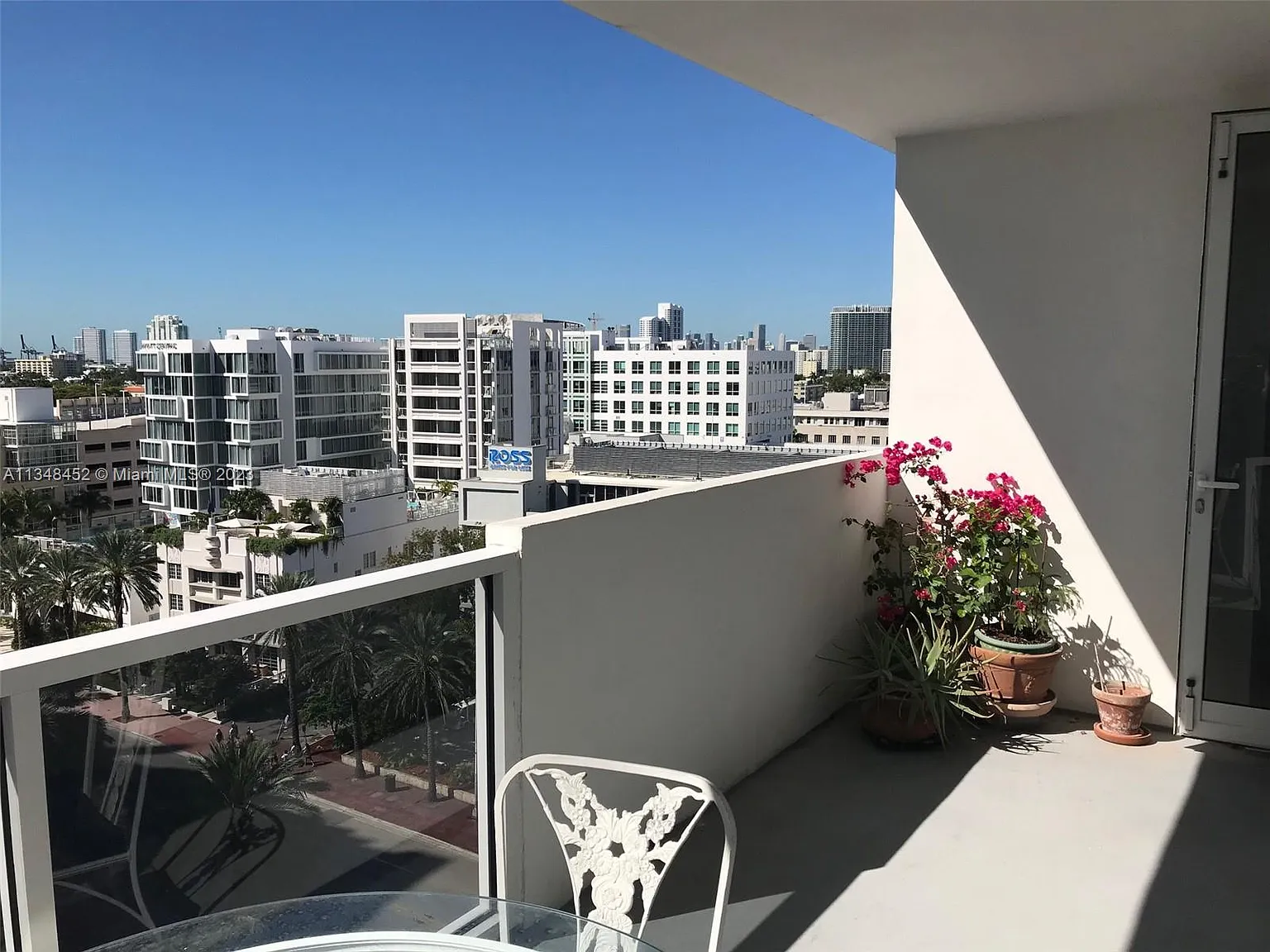 The Decoplage Condo — Photo 2