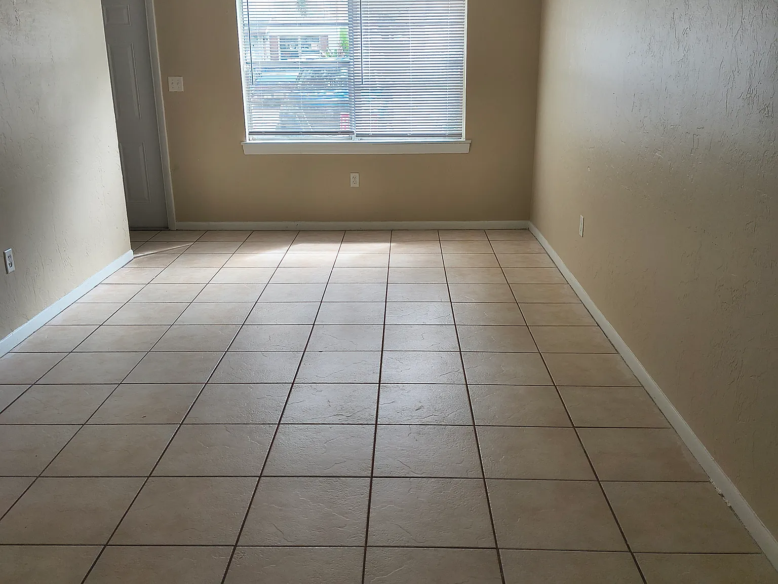 2 bed, 1.5 bath, 1860 sqft, $1,100 — Photo 2