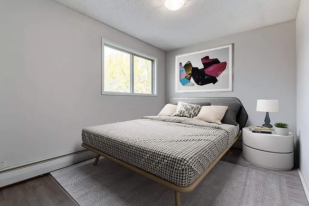 Cloverdale Manor — Photo 3
