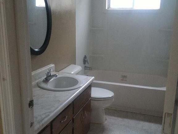 4th image of 1542 W Poplar St