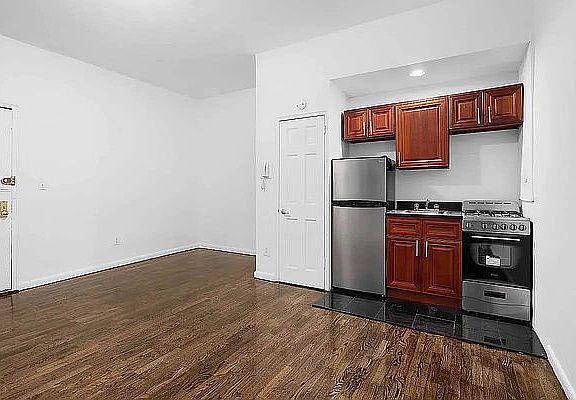 3rd image of 102 W 80th St #2/4