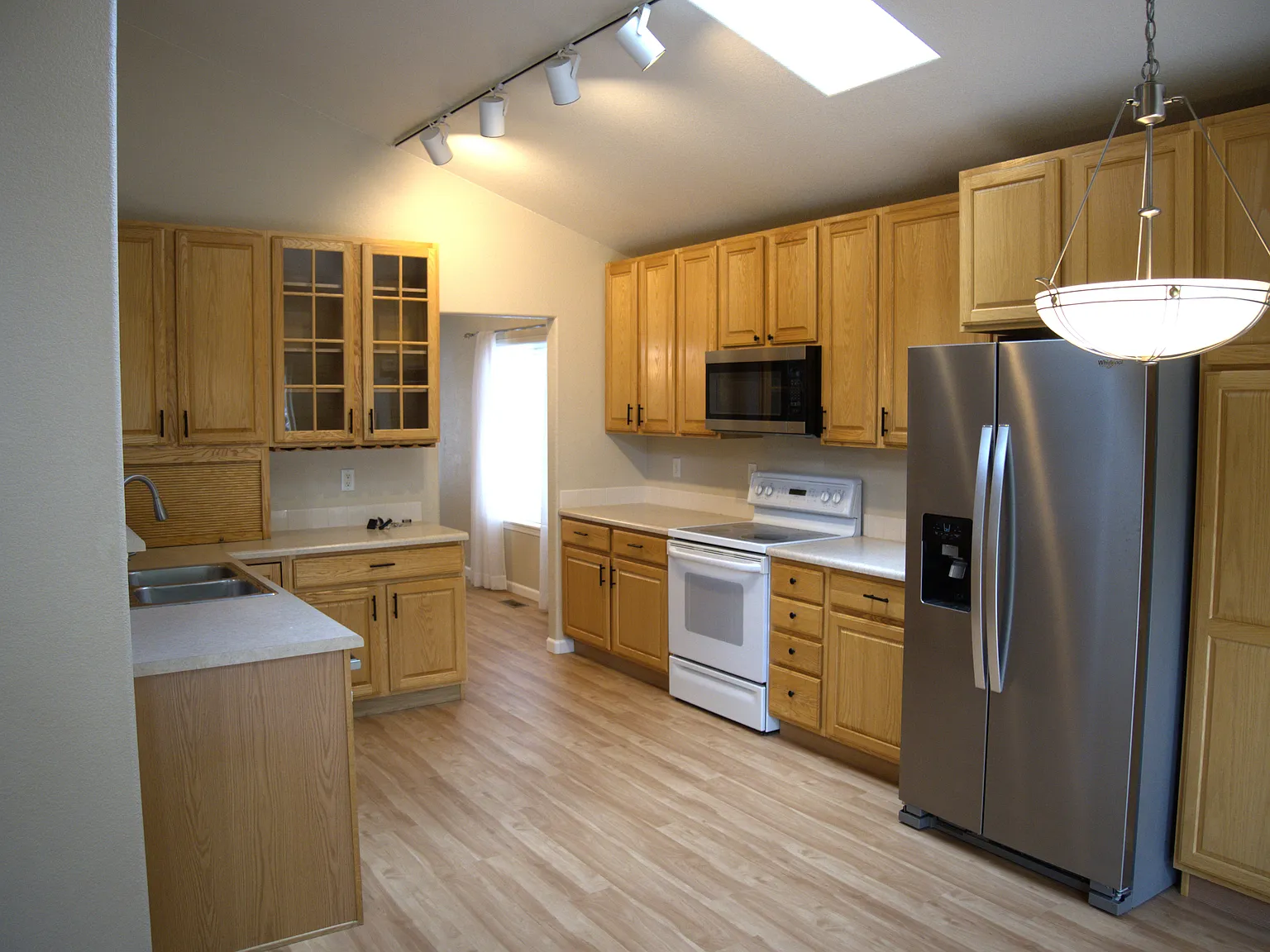 5 bed, 2.5 bath, 2242 sqft, $2,975 — Photo 4