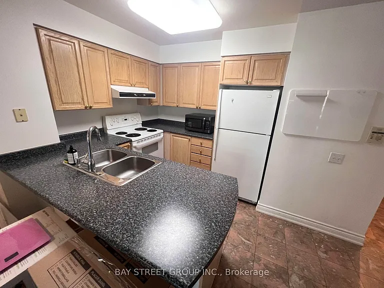 750 Bay St #707 — Photo 4