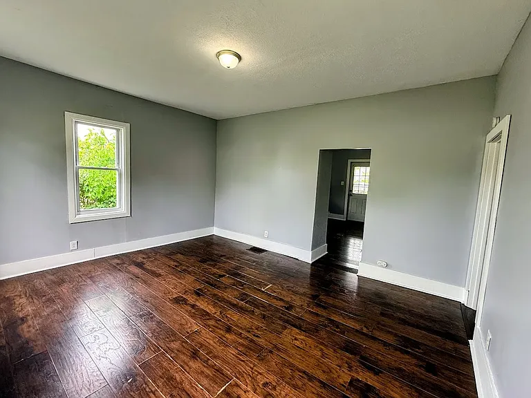 316 Young Ave NE — Photo 2