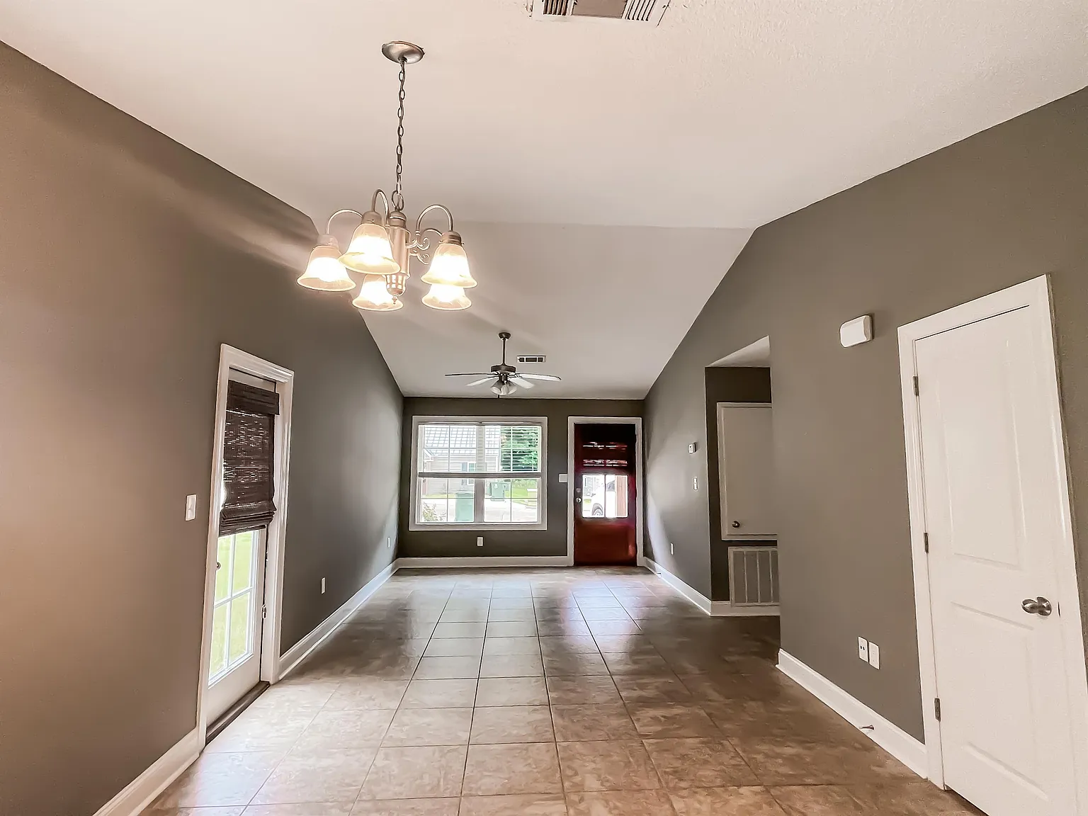 1629 Oxford Place — Photo 4