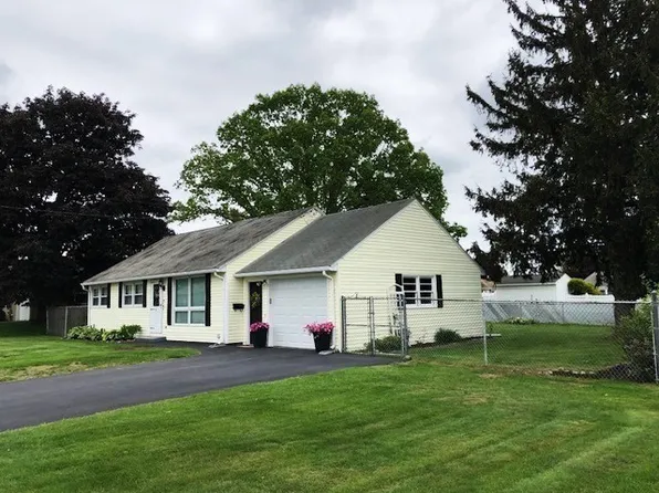 8 Victory Dr, Webster, MA 01570