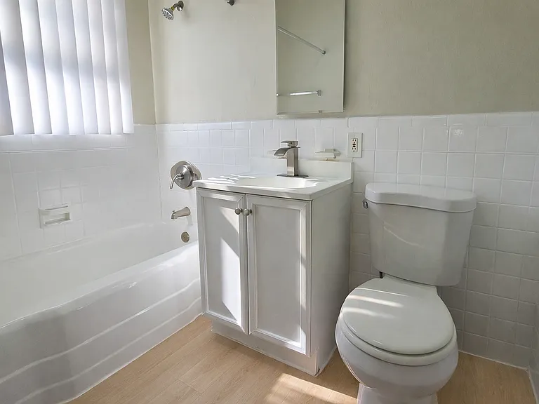 605 Kelton Ave — Photo 56