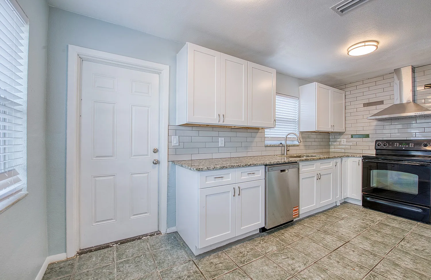 3 bed, 968 sqft, $2,140 — Photo 2