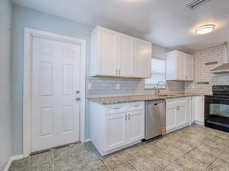 5501 Kelly Dr N — Photo 2