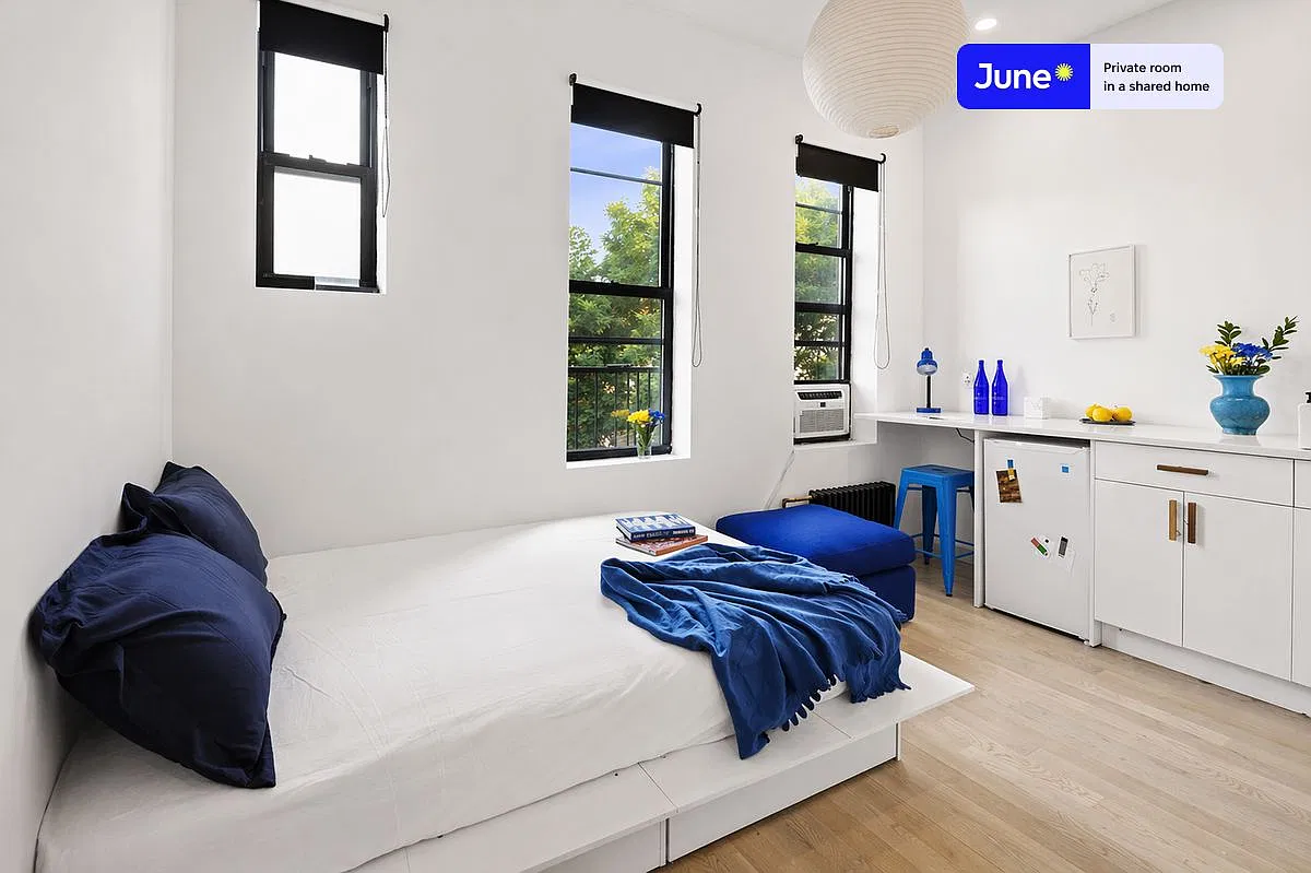Queen bedroom in 3 bed/3 bath home in Ridgewood #1882 B — Photo 1