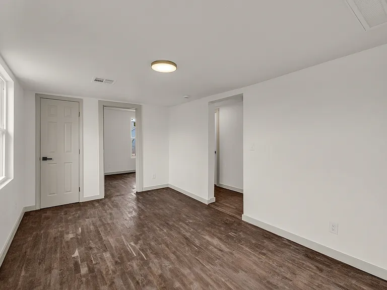 1017 W Newton St — Photo 15