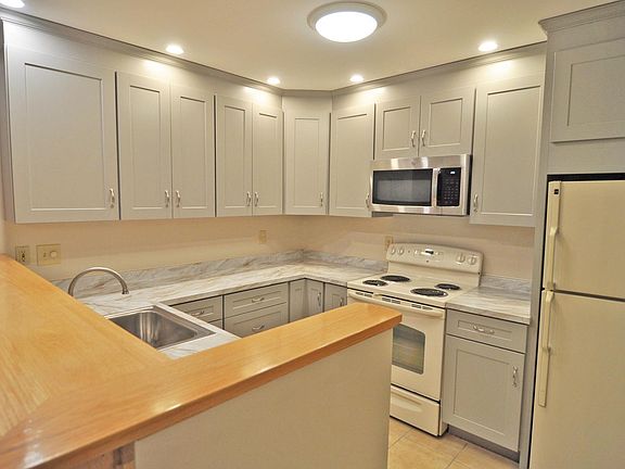 2nd image of 514 Hampton Place Blvd #514
