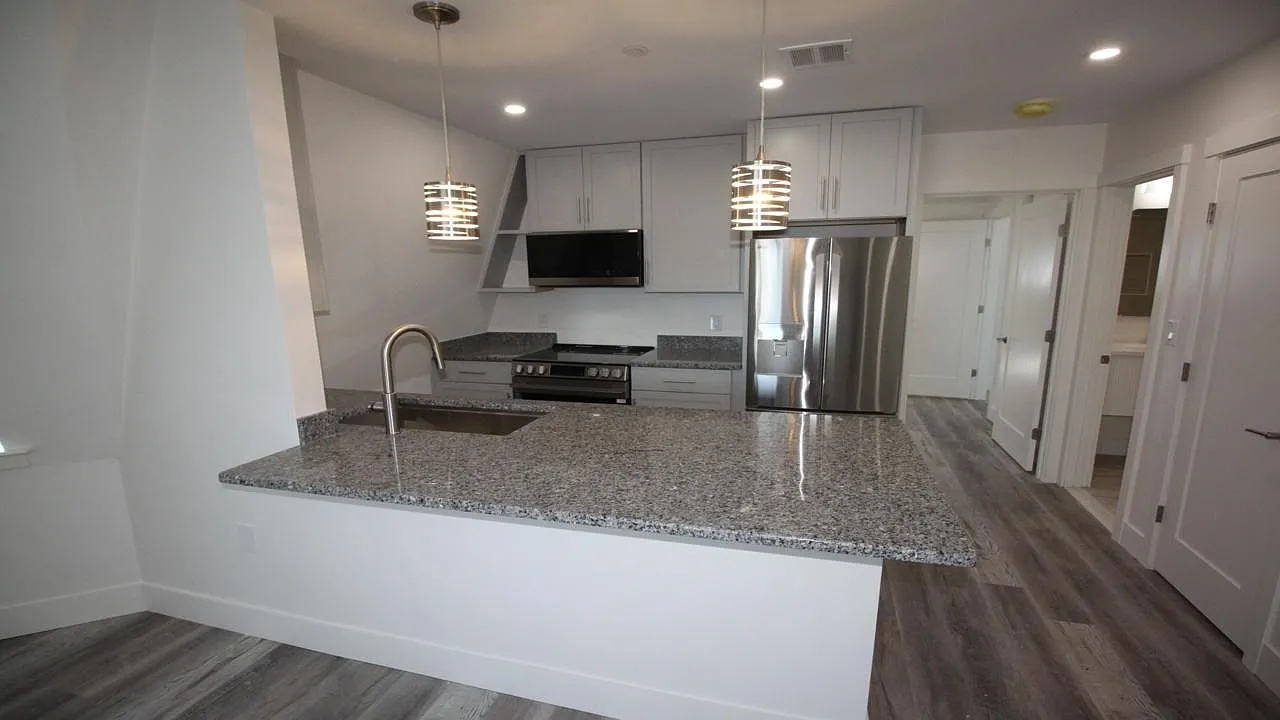 2 bed, 2.0 bath, 1096 sqft, $3,900 — Photo 2