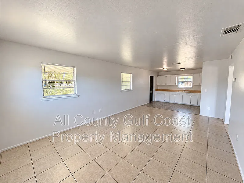 2 bed, 1.0 bath, 810 sqft, $1,495 — Photo 3