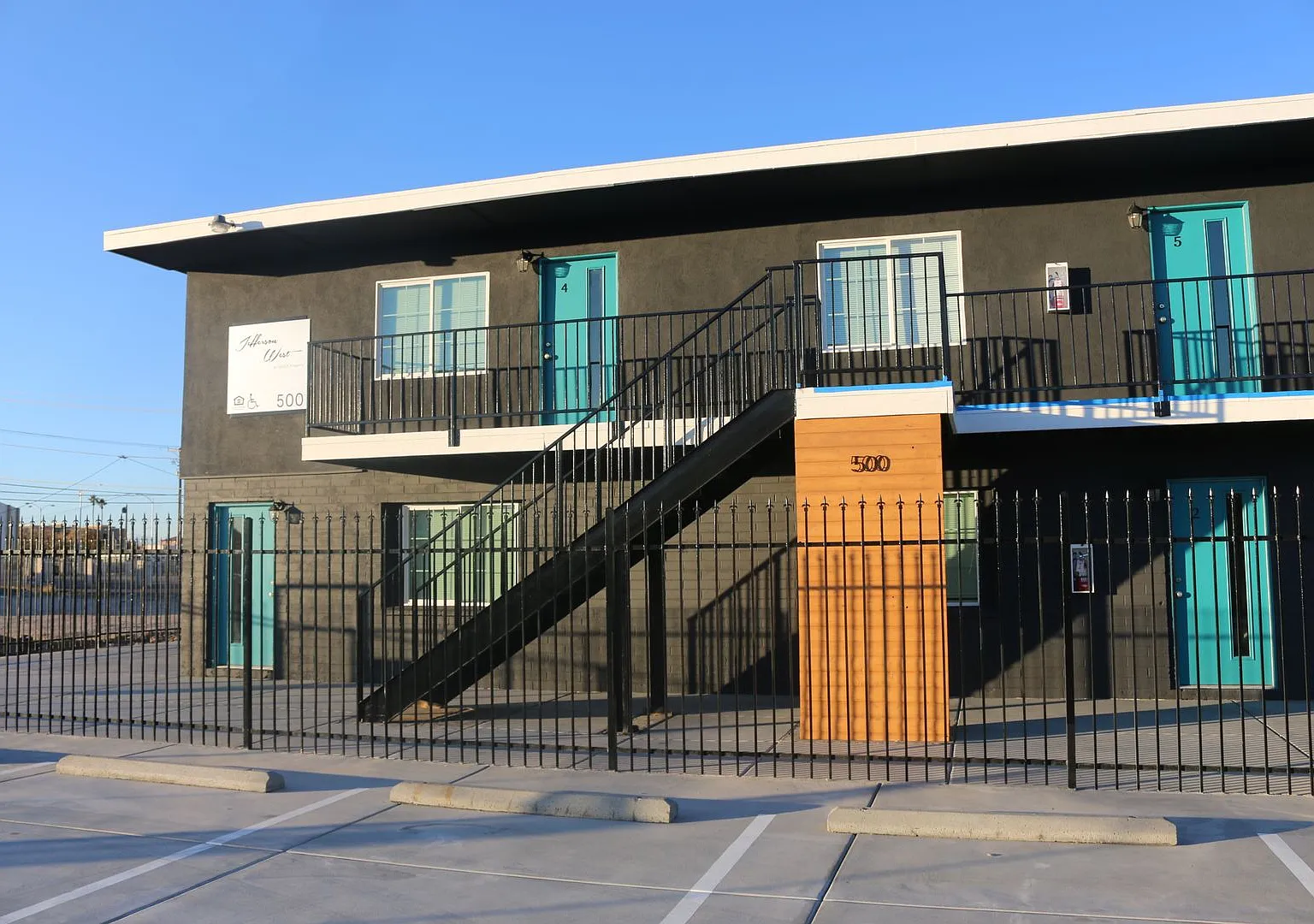 Jefferson West - 1 BR/1 BA Newly Renovated Apartment! — Photo 1