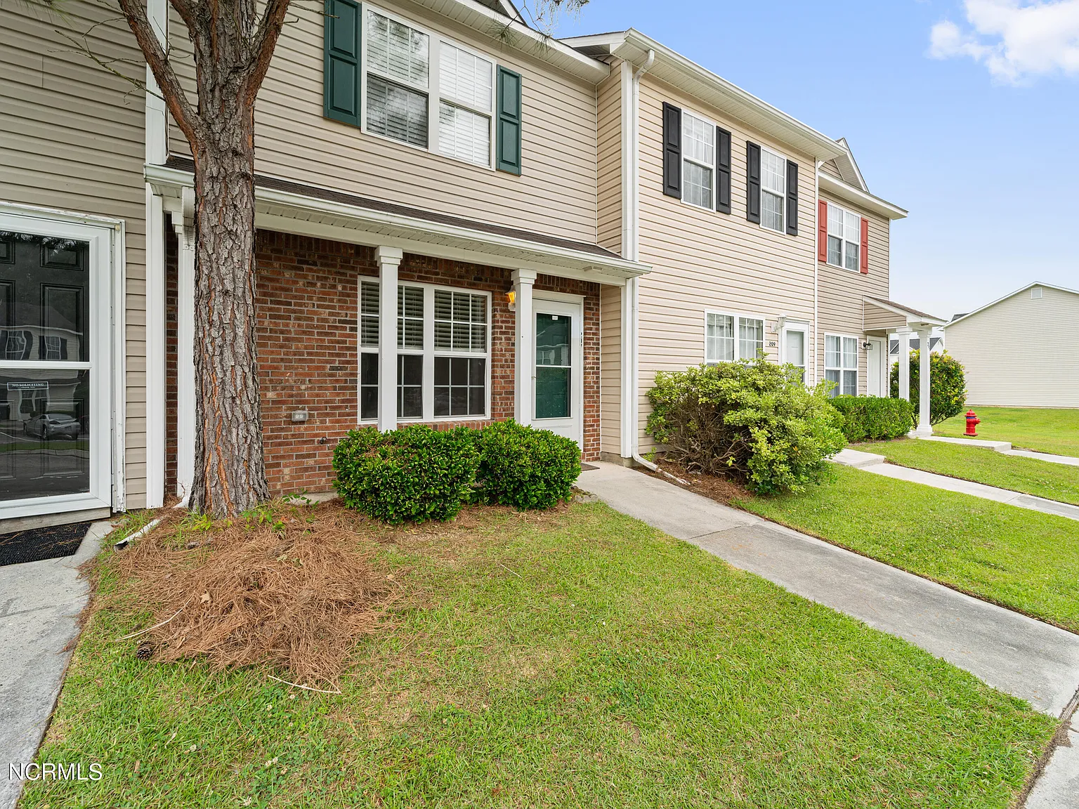 2 bed, 2.5 bath, 992 sqft, $1,195 — Photo 2
