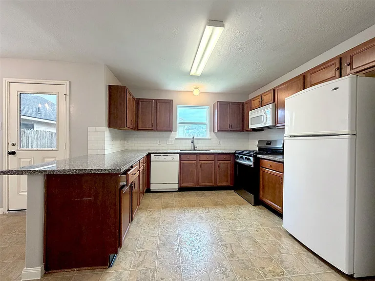 6415 Mountain Pines Ln — Photo 10