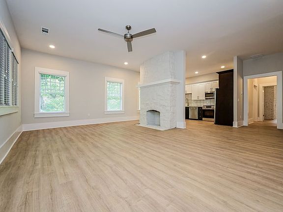 3rd image of 616 Linwood Ave NE #A