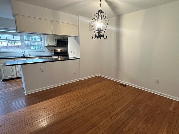 5th image of 406 Brown St