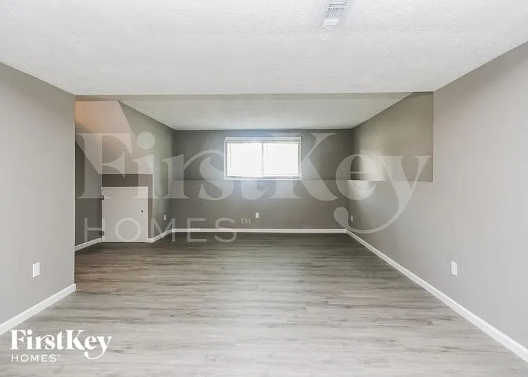 910 Woodlark Dr — Photo 6