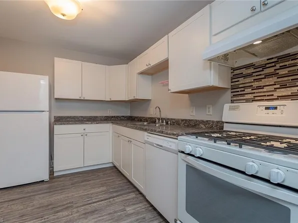 2821 E Bleeker Sq, Winston Salem, NC 27106