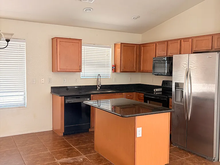 42027 W Hillman Dr — Photo 3