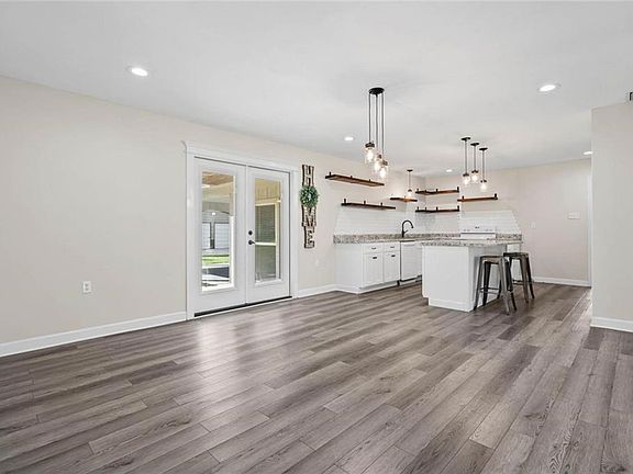 3rd image of 3221 Meadow Ln