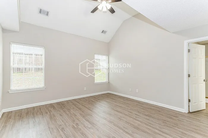 515 Gonzaga Cir — Photo 8