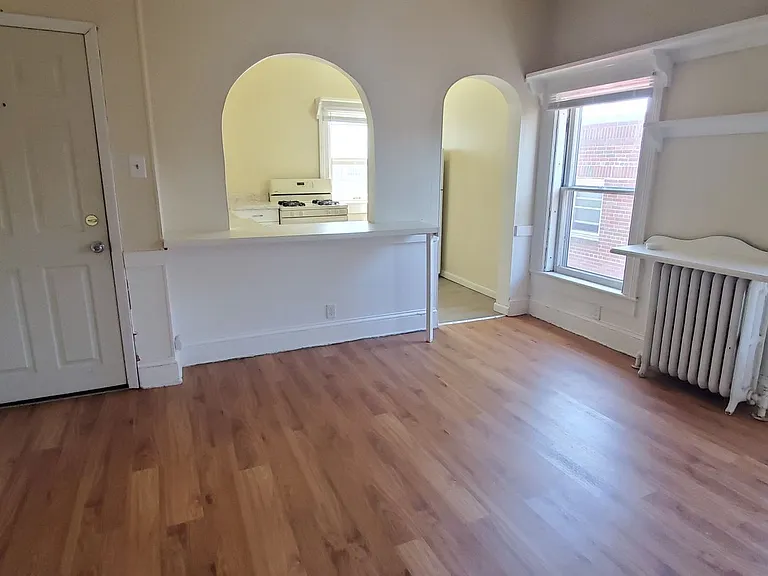 404 S Webster Ave — Photo 5