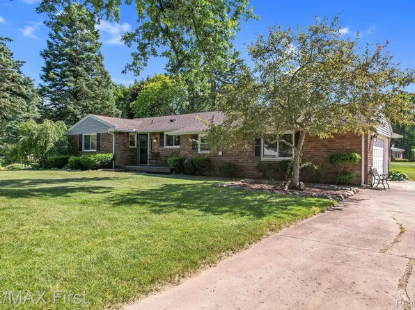 6630 Ellinwood Dr, White Lake, MI 48383
