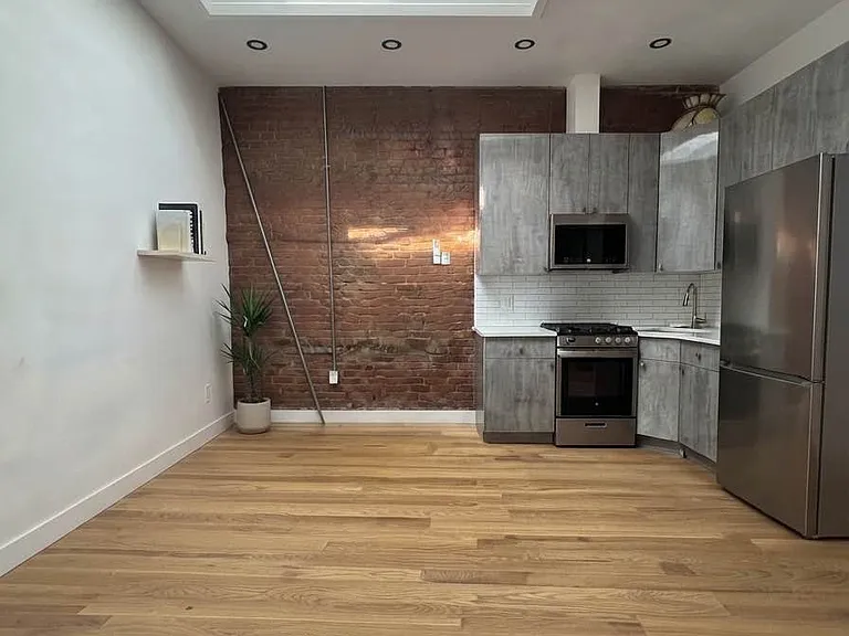 60-82 Catalpa Ave #2R — Photo 2