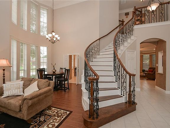 2nd image of 301 Courtney Ln