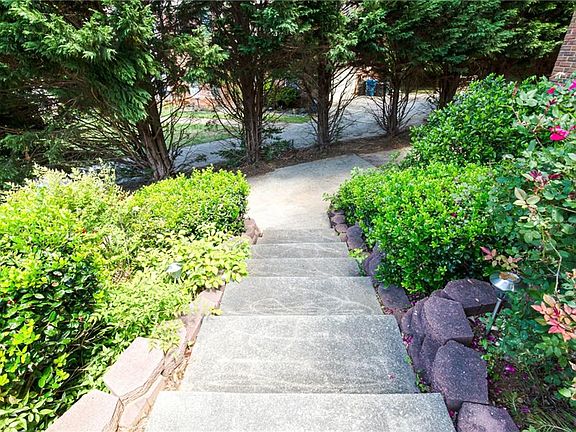 2nd image of 125 Milton Park Ct