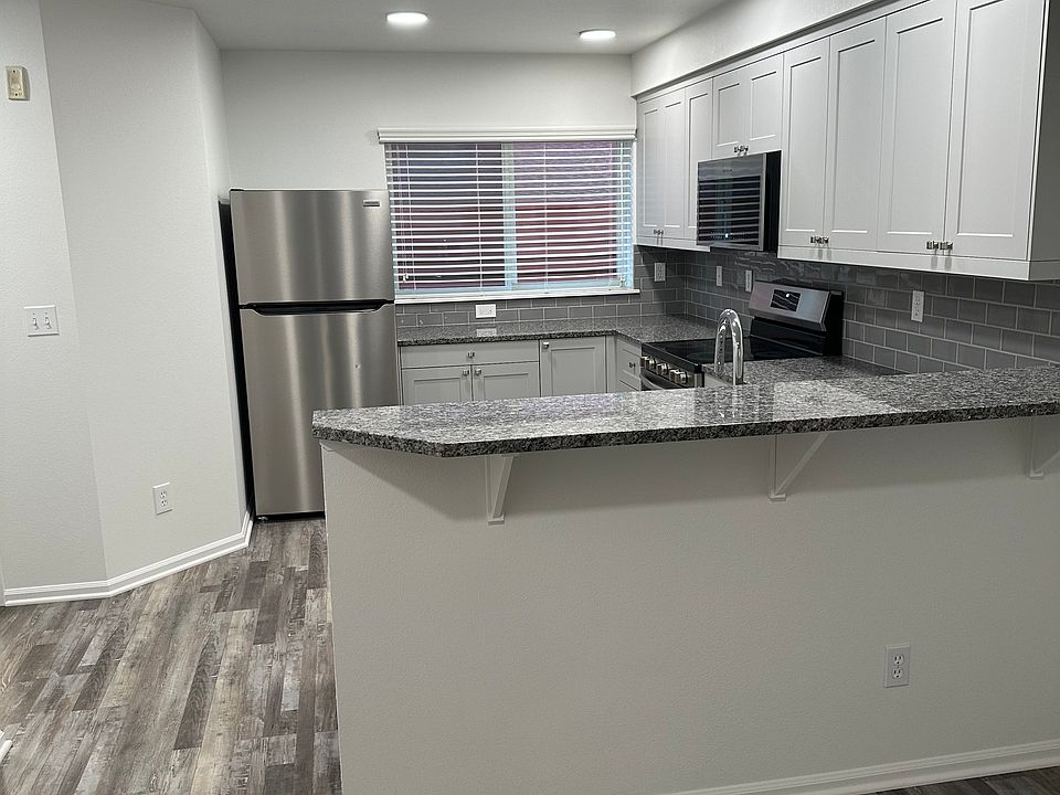 Kitchen with eating bar