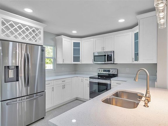 3rd image of 201 S Fernwood Ave