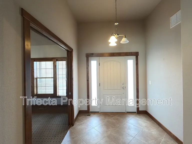 1032 Hessen Dr — Photo 2