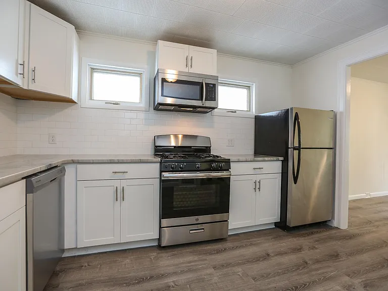 146 Benton St — Photo 4