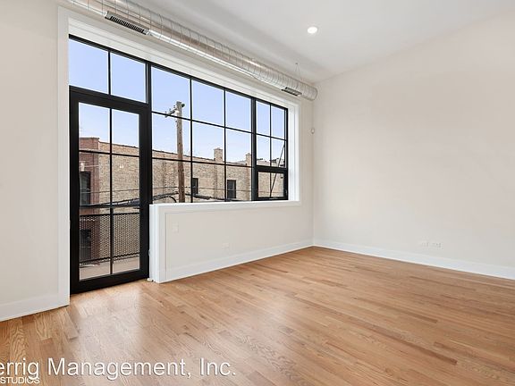 3rd image of 4405 N Artesian Ave #201