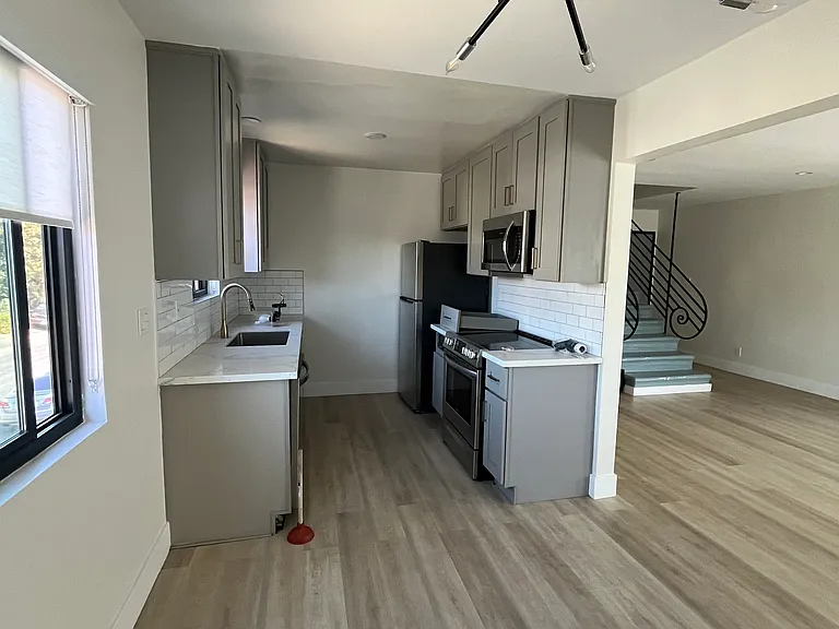 6958 Woodman Ave #6 — Photo 9