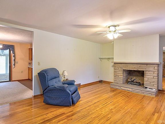 3rd image of 3331 Fair Oaks Dr