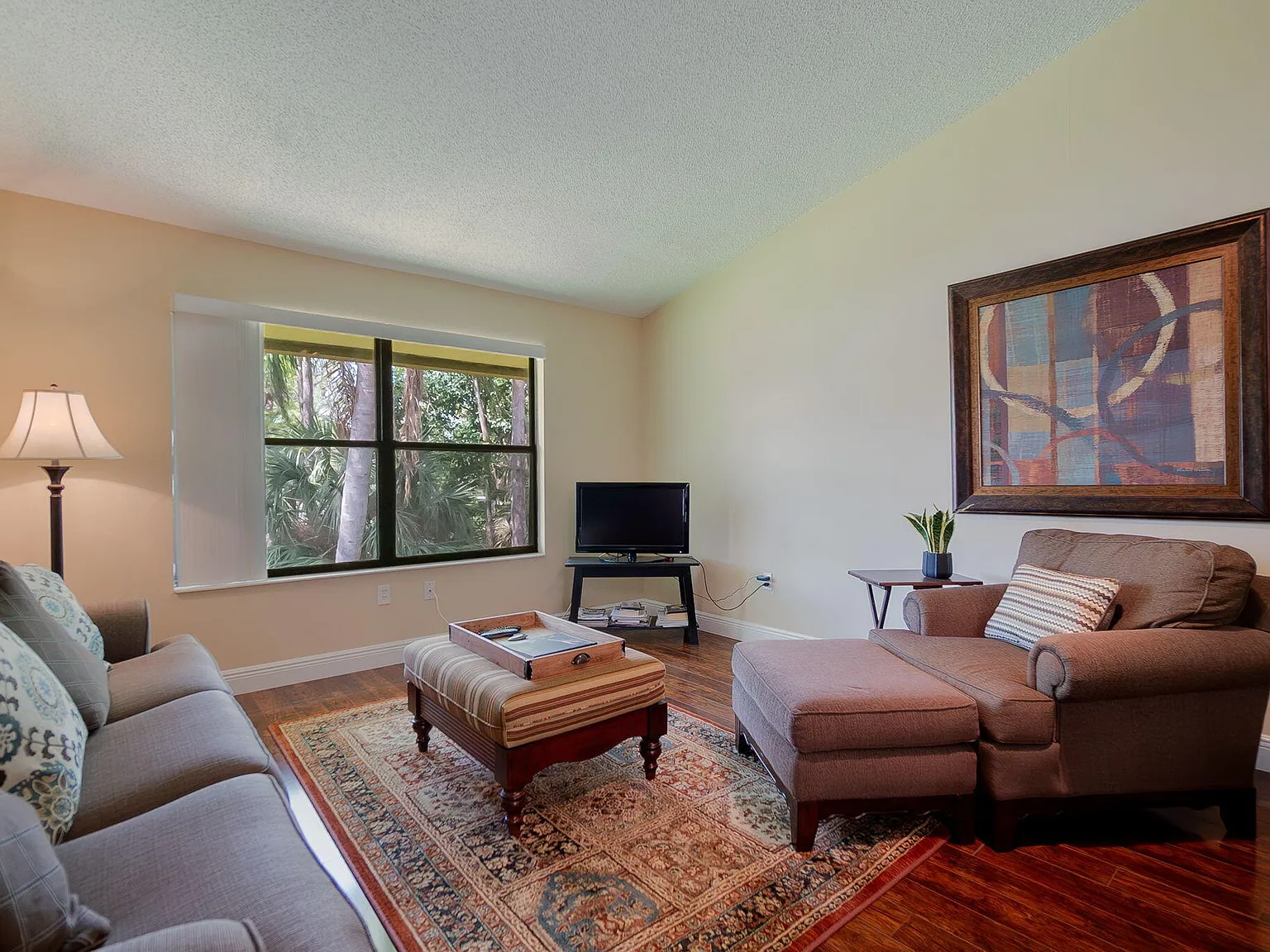 3 bed, 2.0 bath, 1300 sqft, $2,600 — Photo 2
