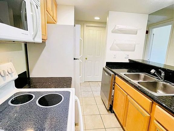 4th image of 300 10th Ave Unit B405